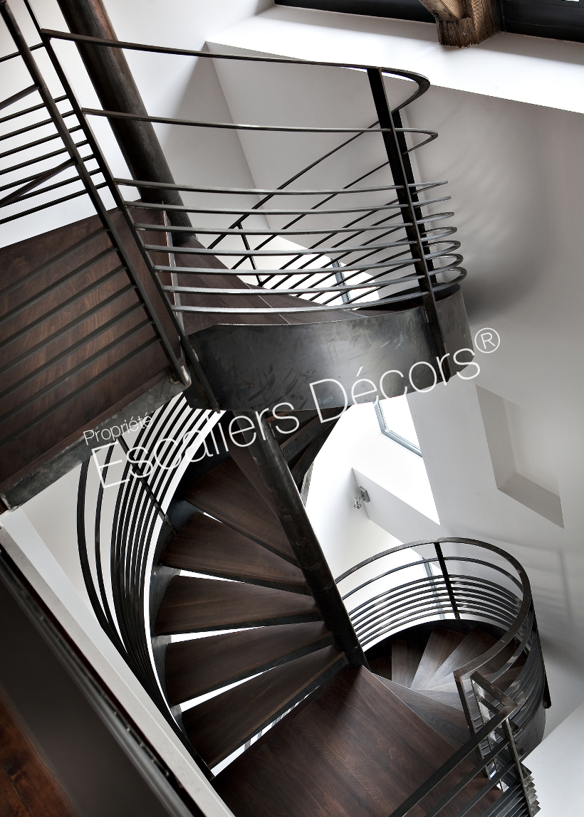Photo DH83 - Escalier intérieur métal et bois en colimaçon sur 2 niveaux pour une décoration design et contemporaine. Vue 1